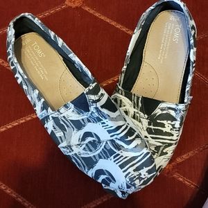 Tom's size 10 casual canvas flats